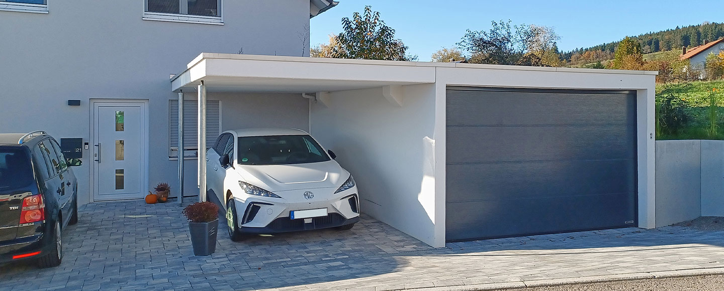 Garage mit Carport - Garage mit angebautem Carport in Weiß und Edelstahl