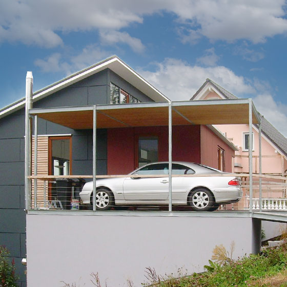 Mehr Platz für Ihre Familie und Hobbies - Modernes Wohnhaus mit praktischem Carport und integrierter Garage als zusätzlichem Stauraum. Unter dem Carport steht ein großes, silbernes Auto. Ideal für funktionales und stilvolles Wohnen