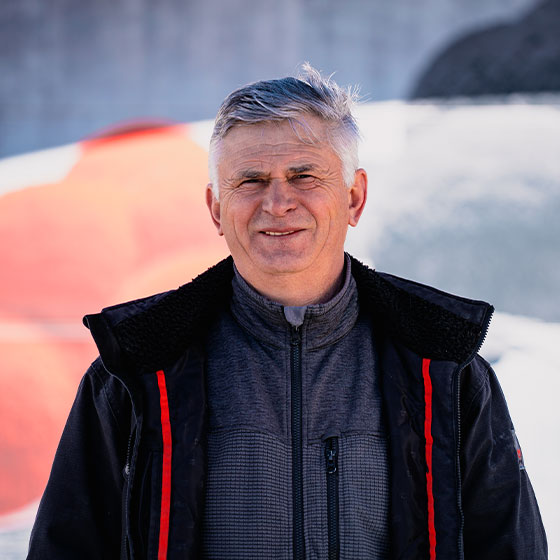 Das Bild zeigt Alexander Lebedew im Portrait. er ist Servicemonteur bei IBK Garagen