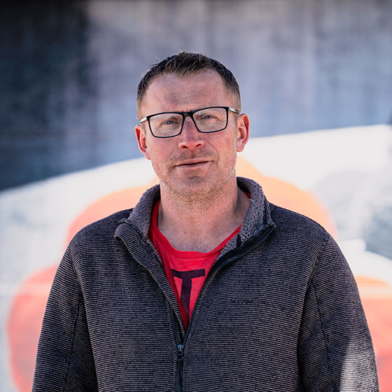 Das Bild zeigt Eduard Macht im Portrait. er ist Servicemonteur bei IBK Garagen