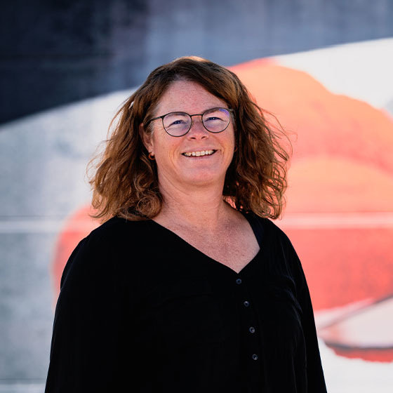 Das Bild zeigt Yvonne Schwenk im Portrait. Sie ist zuständig für Angebotsbearbeitung und das Sekretariat.