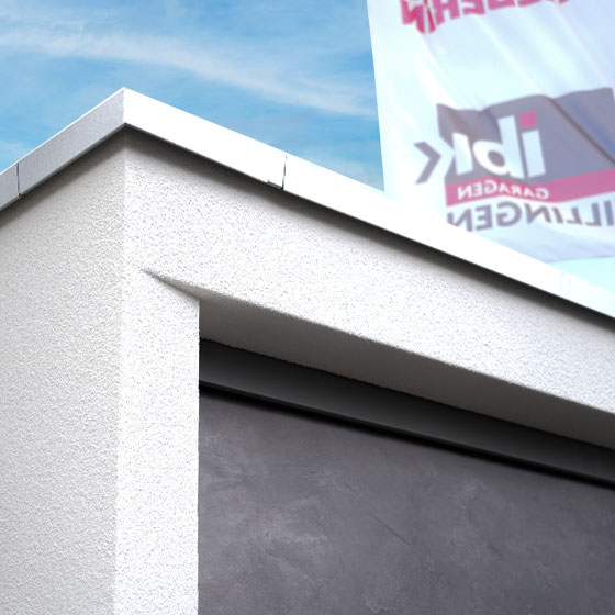 Das Bild zeigt eine Detailaufnahme der Ecke der Garage vom Modell Signa. Besonders hervorzuheben ist das moderne, abgeschrägte Design des Garagentors, das der Garage ein charakteristisches Aussehen verleiht.